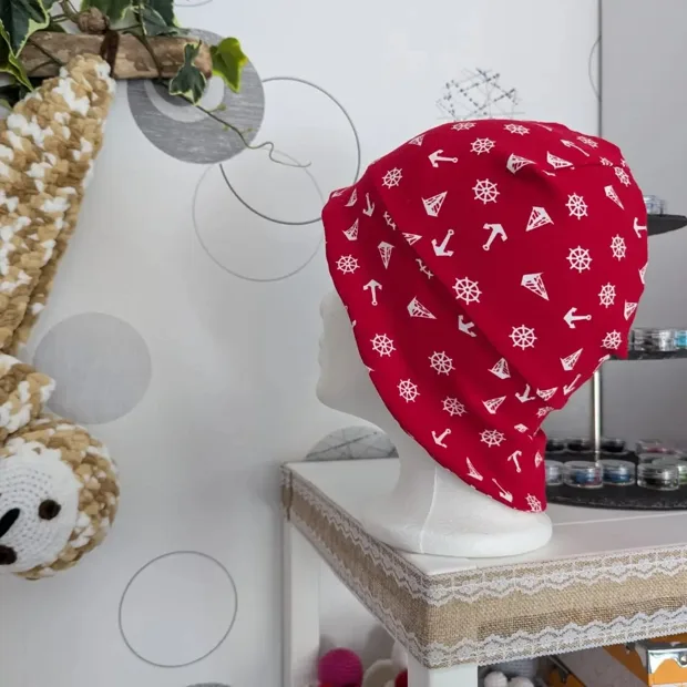 Rotes textiles Herz mit weißen Mustern