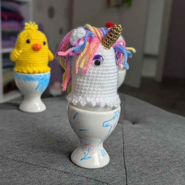 Gehäkeltes Küken und Einhorn als Eierwärmer