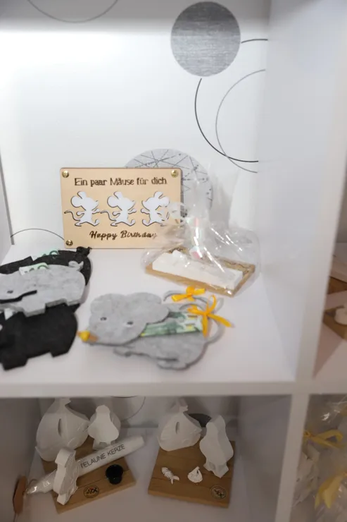 Kleine Geschenkideen auf einem weißen Stuhl