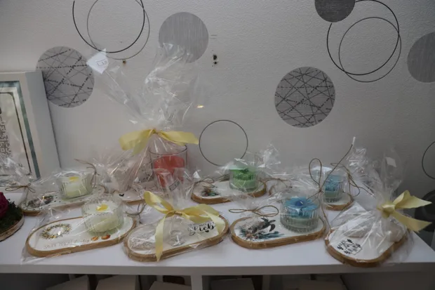 Geschenksets mit Tassen und kleinen Aufmerksamkeiten