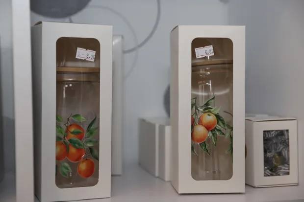 Verzierte Glasflaschen in weißen Geschenkboxen