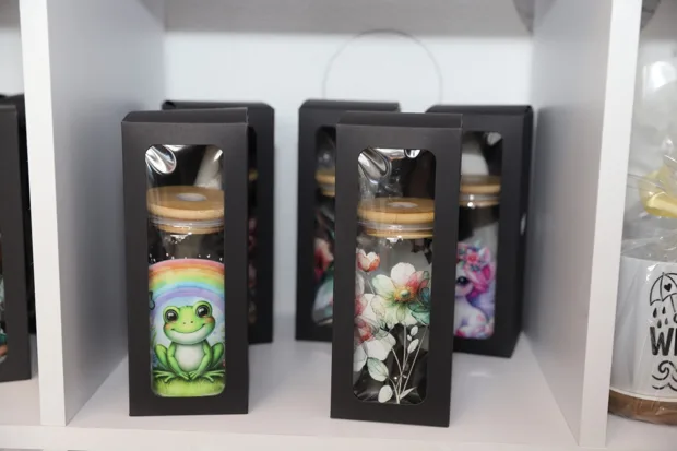 Motivflaschen in schwarzen Geschenkboxen