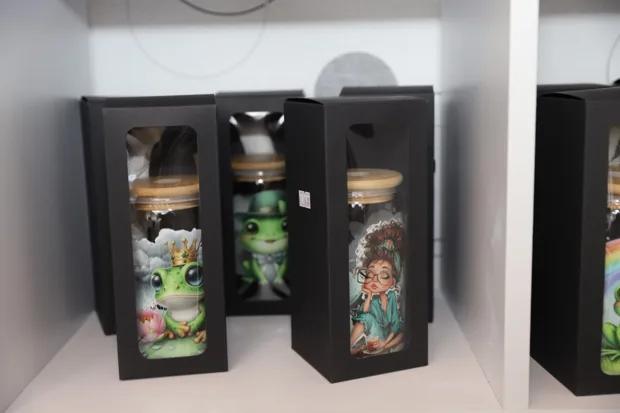 Motivflaschen mit schwarzen Geschenkboxen