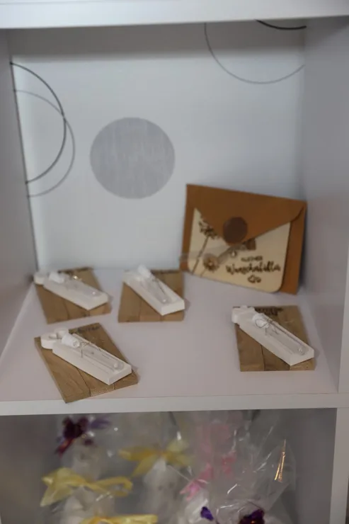 Kleine Geschenksets in einem weißen Regal