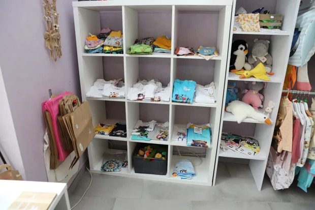 Regale mit Baby- und Kinderkleidung