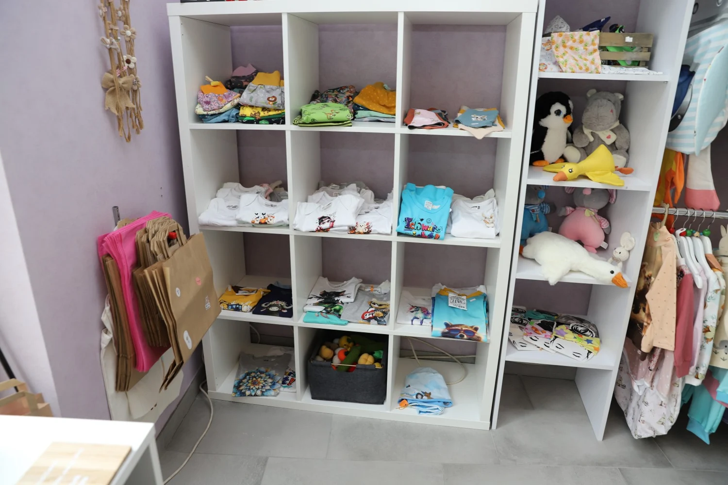 Handgefertigte Baby- und Kinderkleidung in unseren Regalen