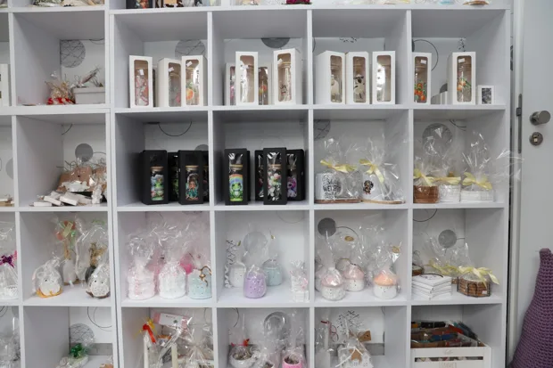 Weißes Regal voller Geschenkideen