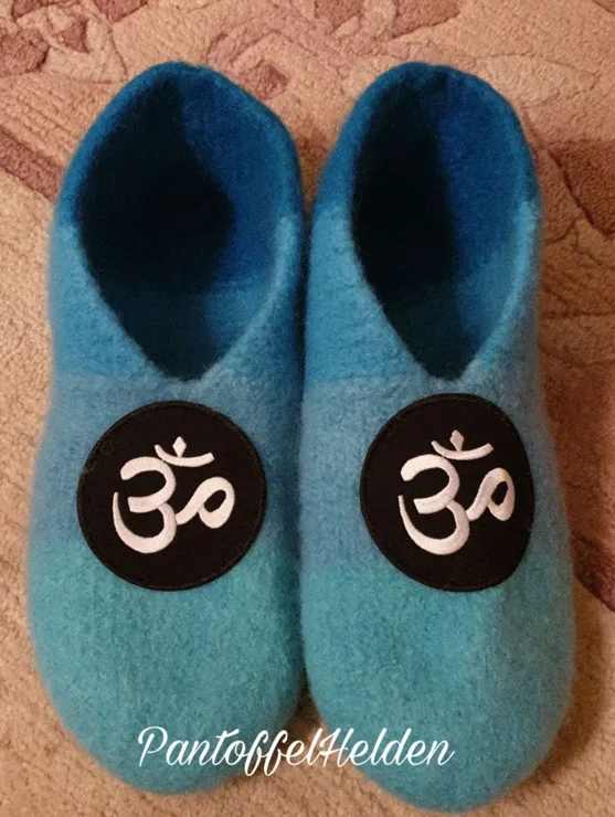 Blaue Filzpantoffeln mit Om-Motiv