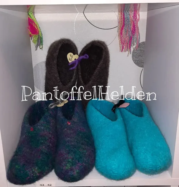 Handgemachte Filzpantoffeln in Türkis und Violett