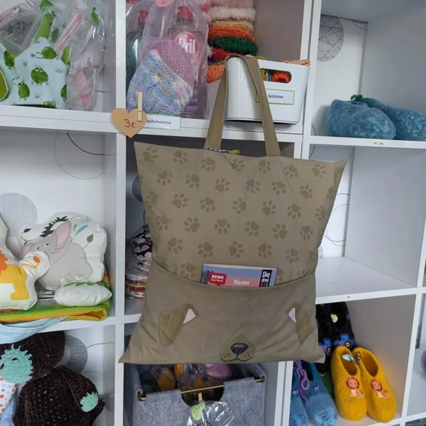 Handgefertigte Tasche mit dekorativem Band