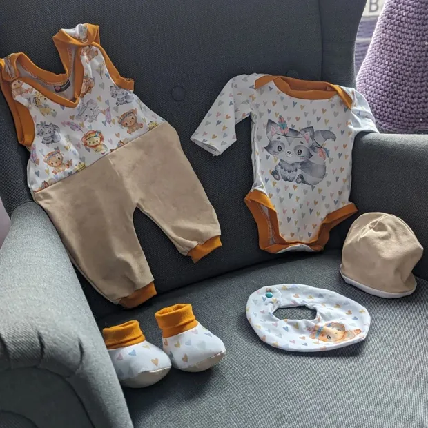 Genähtes Babyset in warmen Naturtönen