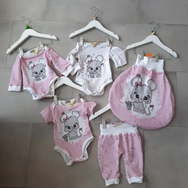 Genähte Kinderkleidung in Rosa und Weiß