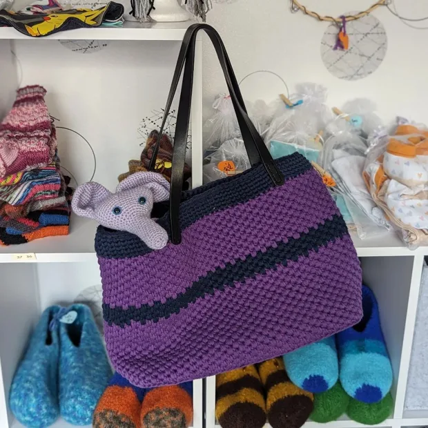 Gehäkelte Tasche in Violett und Dunkelblau