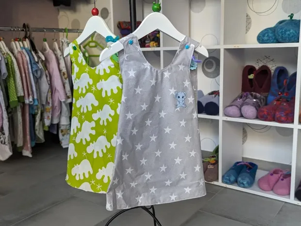 Zwei handgenähte Kinderkleider