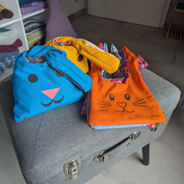 Bunte Kinderkleidung mit freundlichen Monstergesichtern