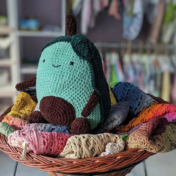 Gehäkelte Avocado und bunte textile Lieblingsstücke