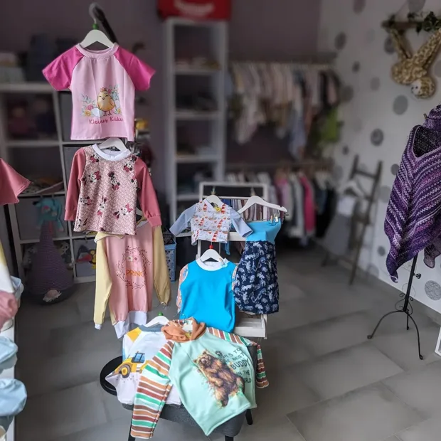 Bunte Kinderkleidung im Atelier